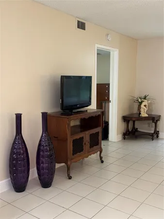 $2,400 | 9245 Flynn Circle, Unit 8, Boca Raton, FL 33496