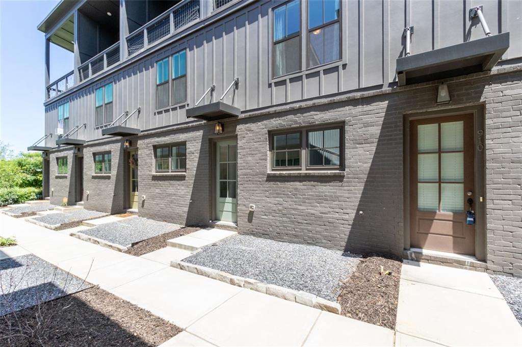 912 Brees Court Atlanta, GA 30318 - Photo 8 of 33