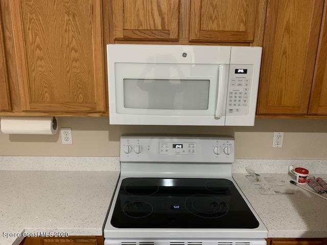 110 Colibri Way, Unit 105 Melbourne, FL 32901 - Photo 4 of 16 a kitchen with microwave and cabinets