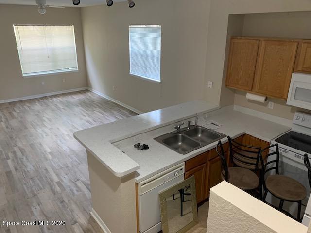110 Colibri Way, Unit 105 Melbourne, FL 32901 - Photo 5 of 16 a kitchen with a stove and a microwave