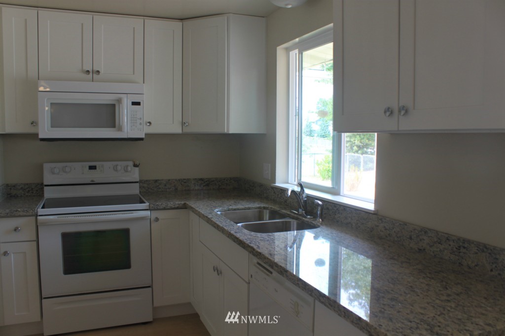 4100 Northeast 17th Street Renton, WA 98059 - Photo 4 of 14