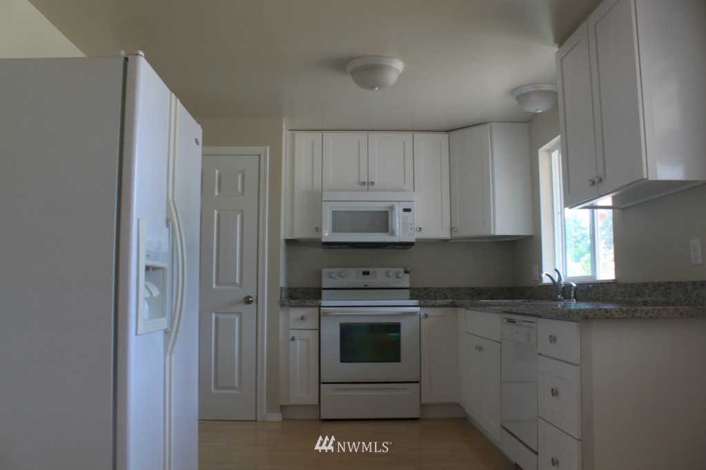 4100 Northeast 17th Street Renton, WA 98059 - Photo 5 of 14
