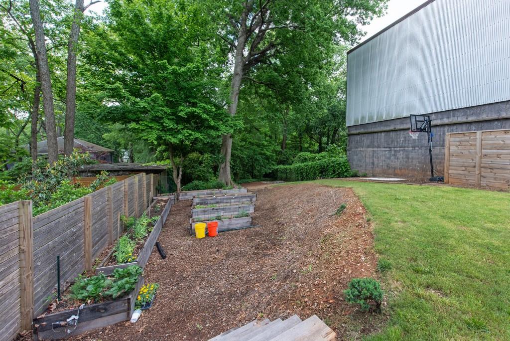417 East College Avenue, Unit 102 Decatur, GA 30030 - Photo 30 of 60 a backyard of a house with lots of green space