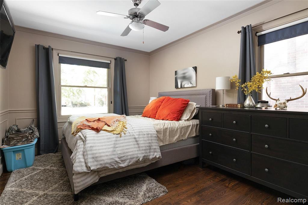 1827 Newcastle Road Grosse Pointe Woods, MI 48236 - Photo 17 of 32