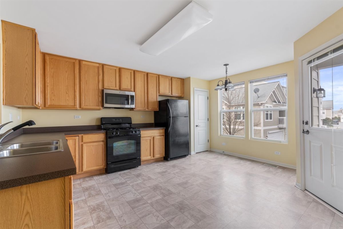 2405 Anna Way Elgin, IL 60124 - Photo 4 of 18