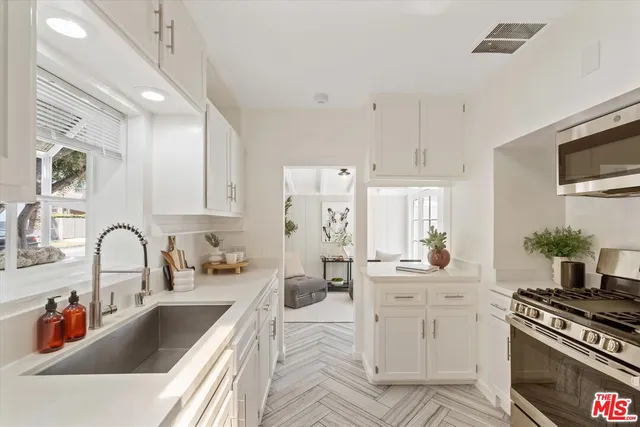 $1,890,000 | 560 North Croft Avenue, West Hollywood, CA 90048