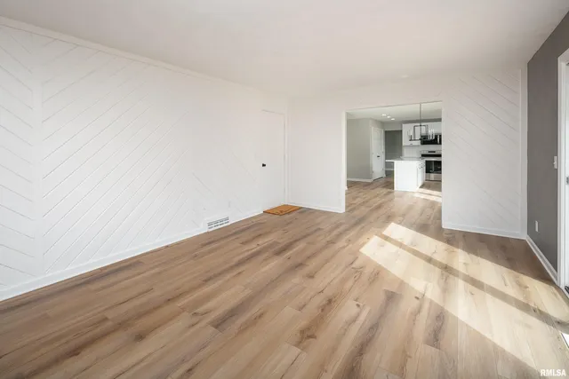 $389,900 | 5306 16th Avenue, Moline, IL 61265