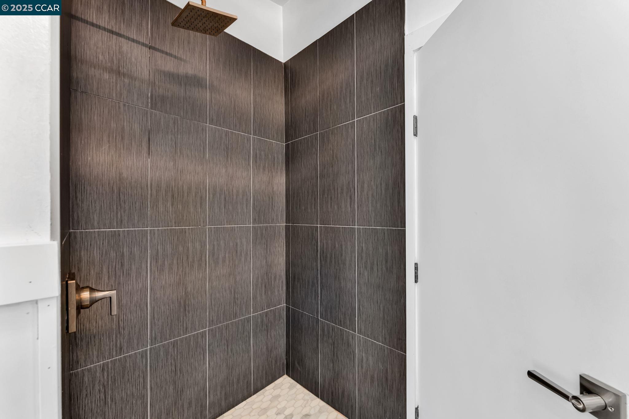 189 Suez Drive, Unit 72 Pacheco, CA 94553 - Photo 21 of 45 a bathroom with a shower