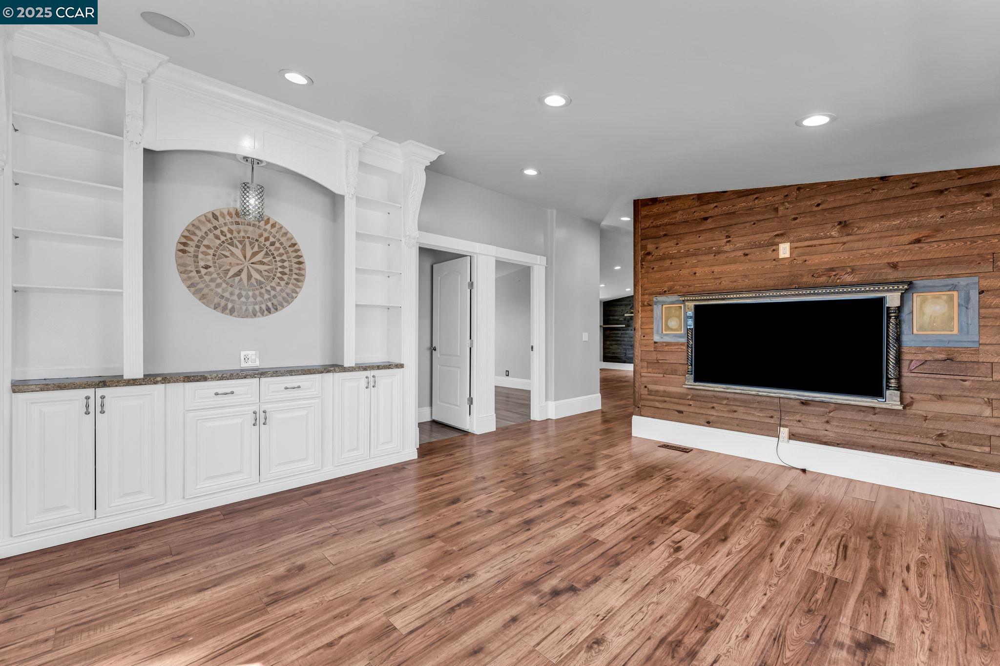 189 Suez Drive, Unit 72 Pacheco, CA 94553 - Photo 30 of 45 a view of an empty room with wooden floor and a window