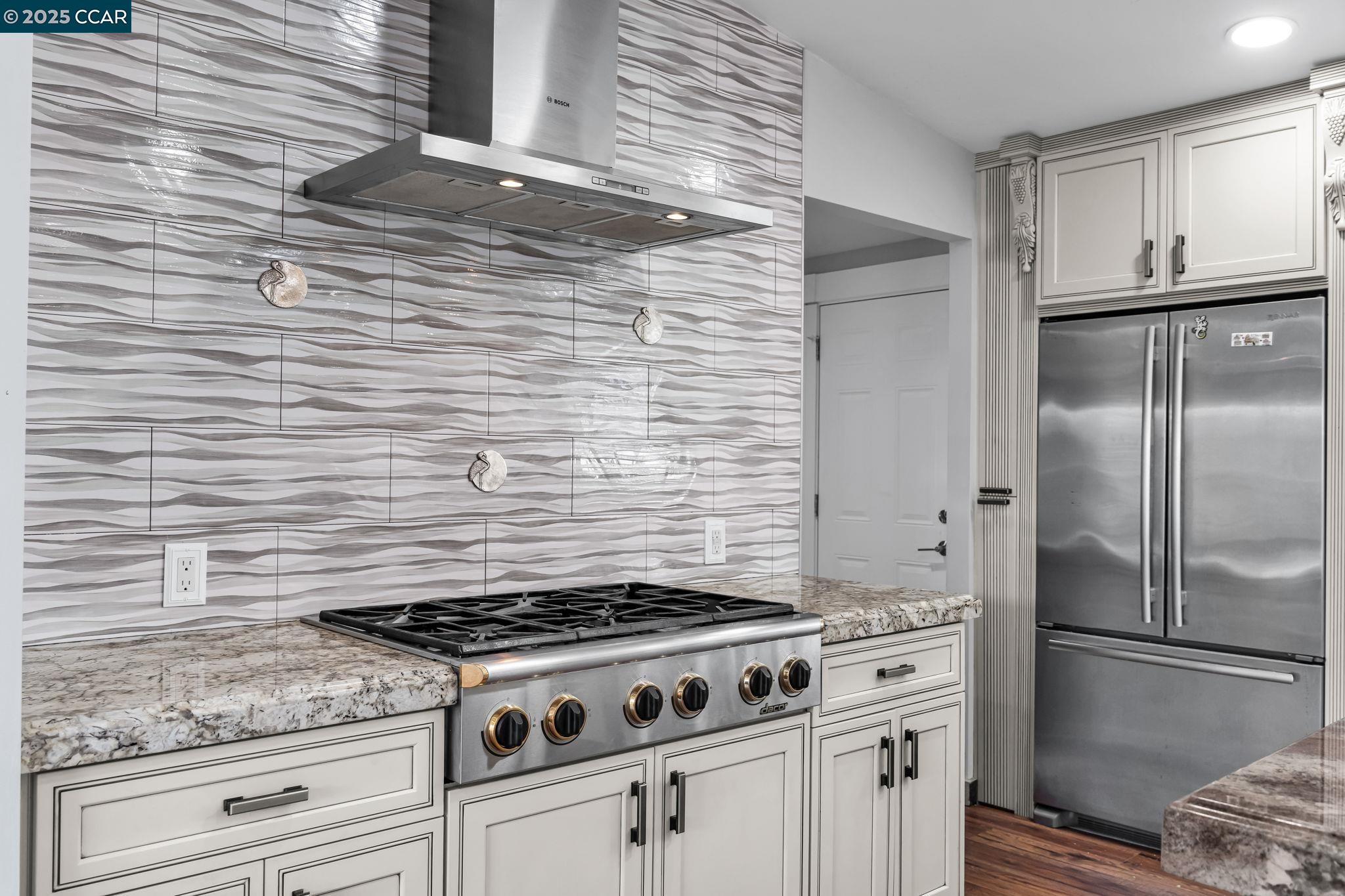 189 Suez Drive, Unit 72 Pacheco, CA 94553 - Photo 9 of 45 a stove top oven sitting inside of a kitchen