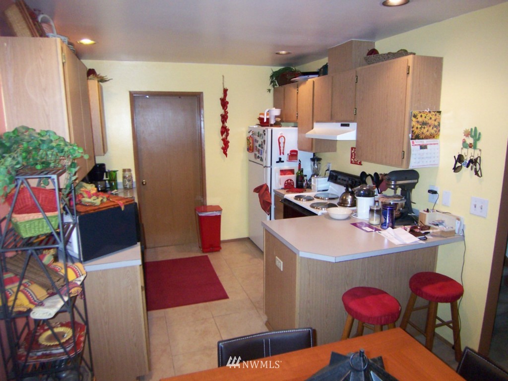 10624 Northeast 175th Street Bothell, WA 98011 - Photo 5 of 17 a room with furniture a rug toys and a kitchen view