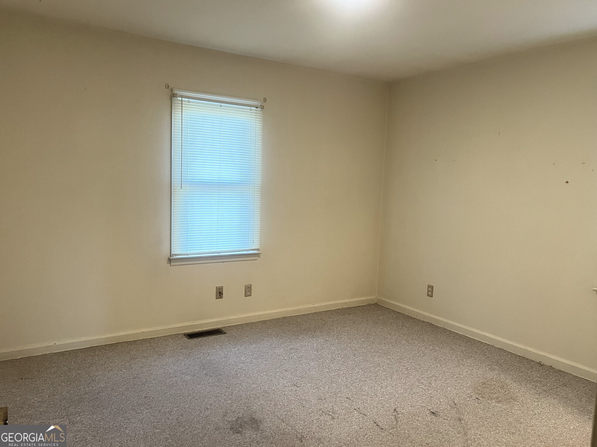 3640 South Walden Road Macon, GA 31216 - Photo 11 of 21 an empty room with a window