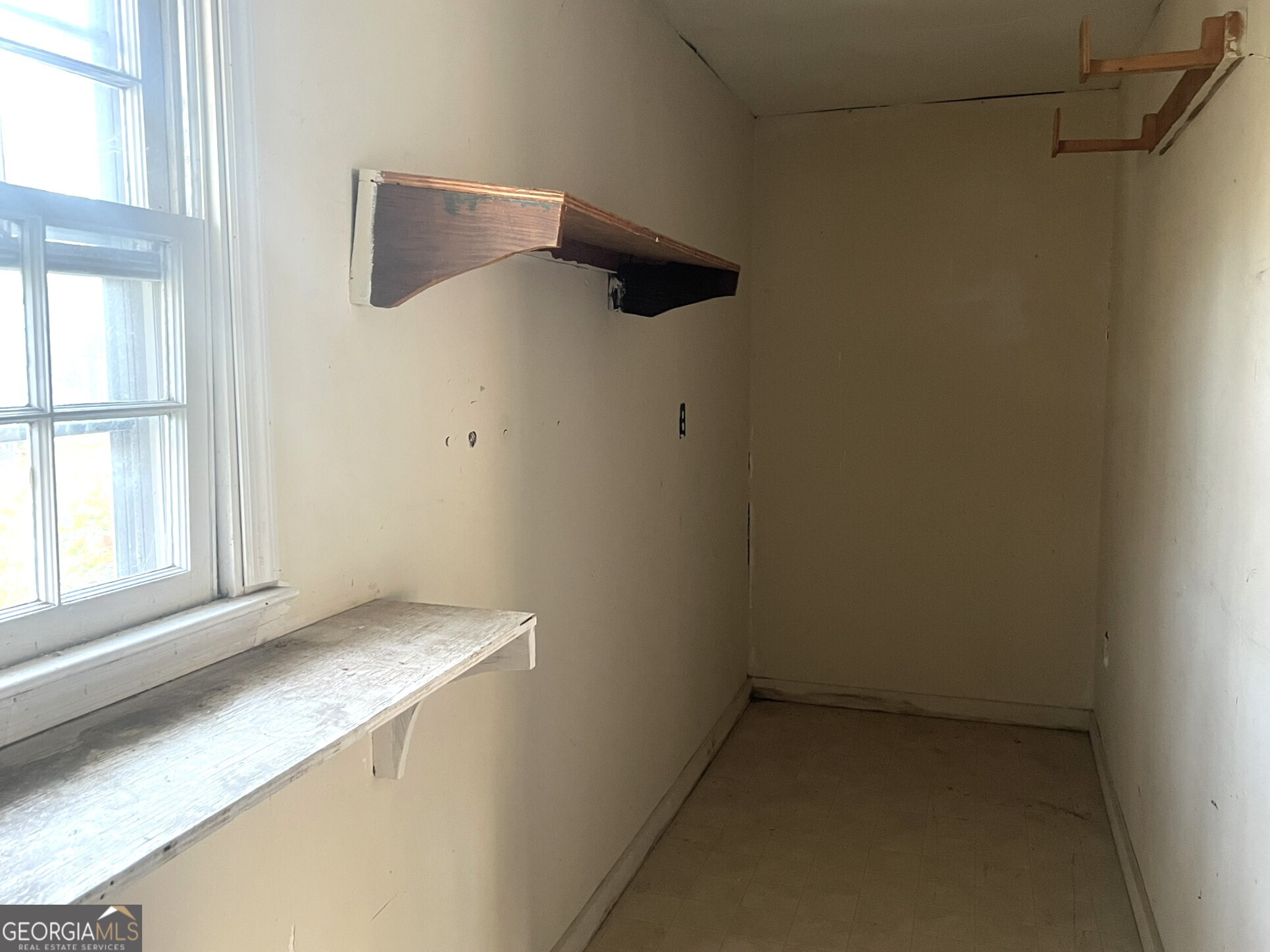 3640 South Walden Road Macon, GA 31216 - Photo 20 of 21 a view of an empty room with a window