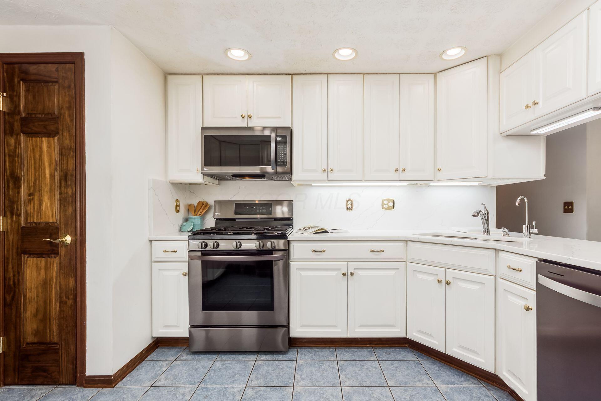 1672 Rushing Way Columbus, OH 43235 - Photo 11 of 43 Kitchen