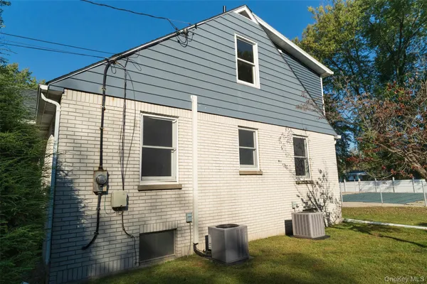 a view of a house with backyard