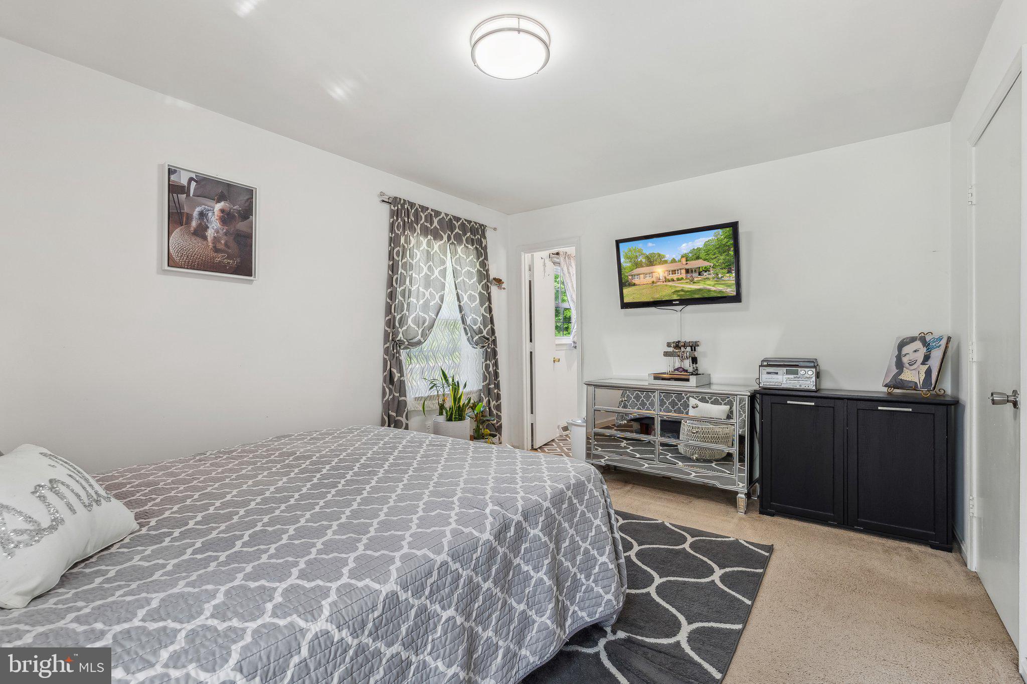 5232 Sumerduck Road Sumerduck, VA 22742 - Photo 13 of 40 a bedroom with a bed and furniture