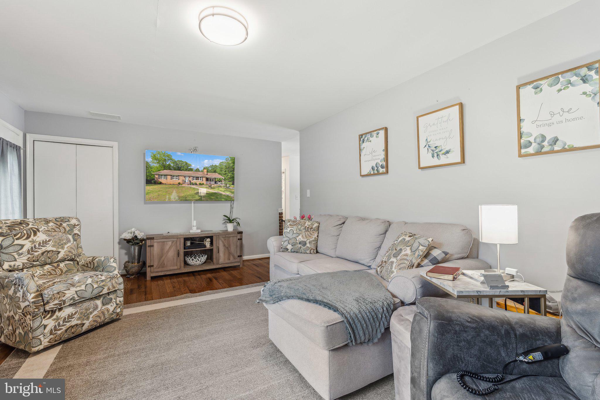 5232 Sumerduck Road Sumerduck, VA 22742 - Photo 30 of 40 a living room with furniture and a couch