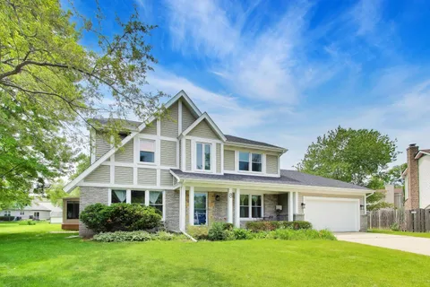 $649,000 | 8 Hampton Court, Mundelein, IL 60060