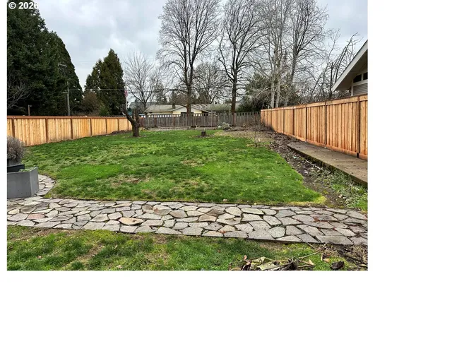 a view of a backyard