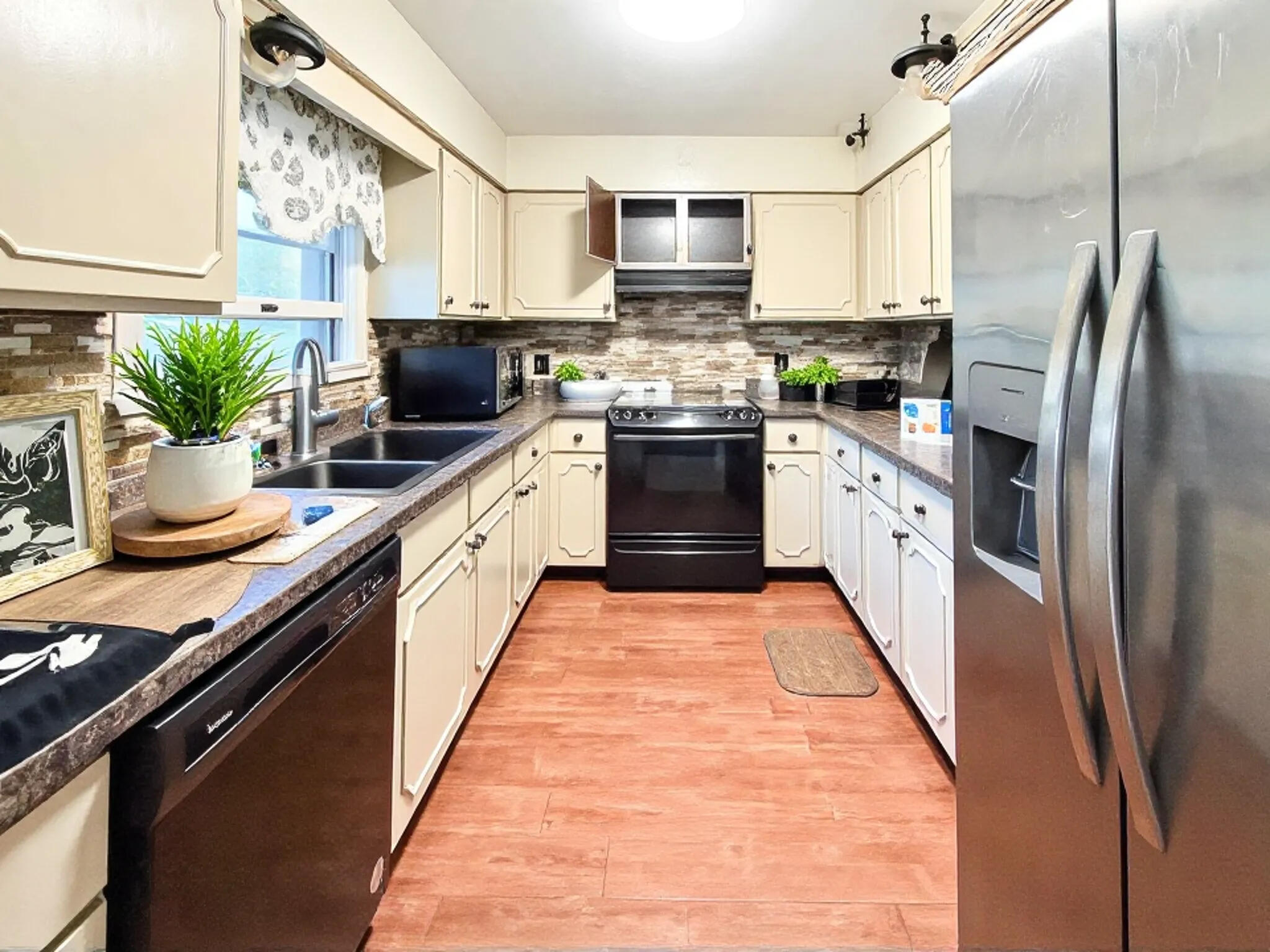 2106 Camelot Road Ann Arbor, MI 48104 - Photo 7 of 28 collov-ai_20251012115730_hwwct1