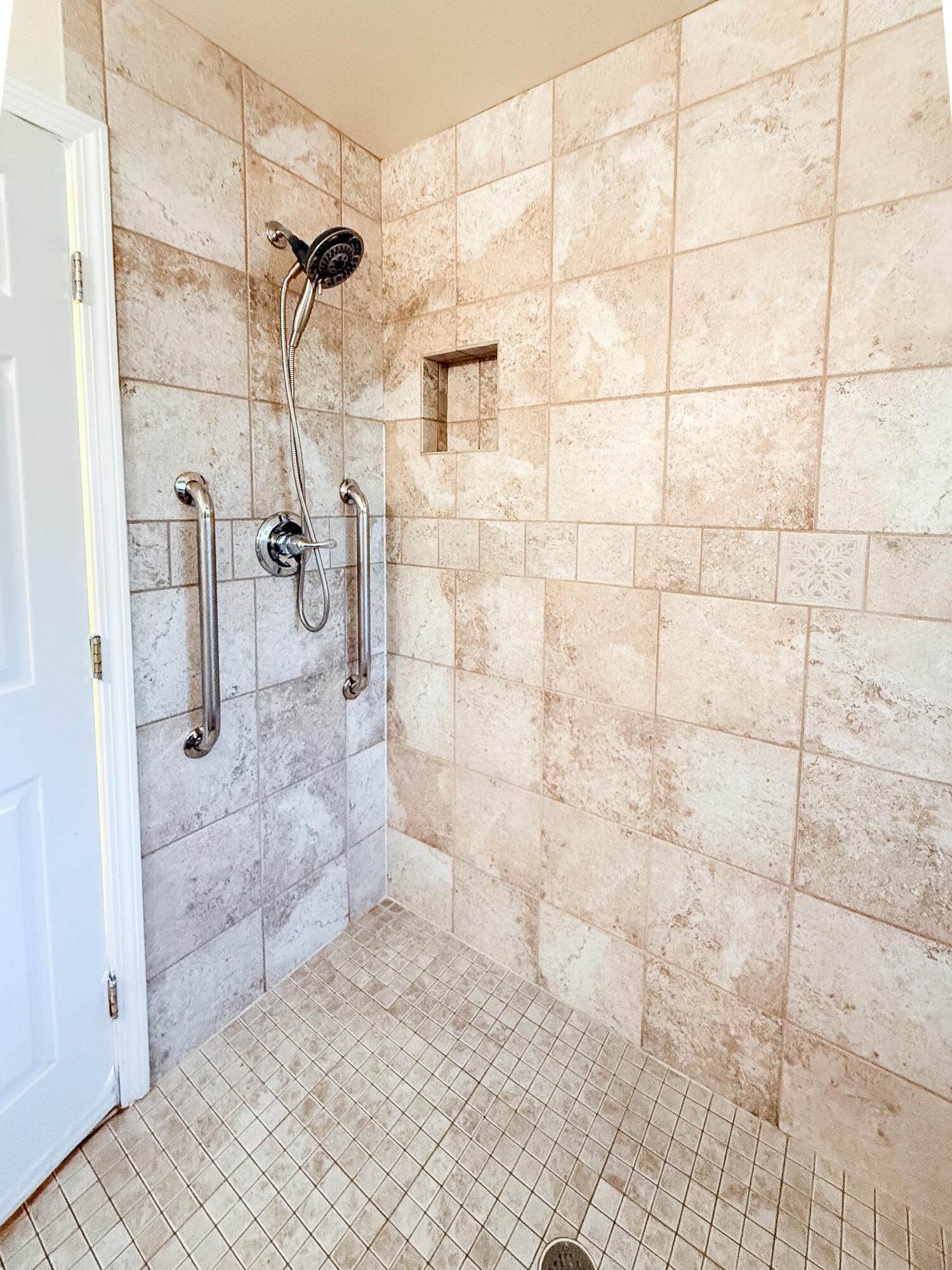 2106 Camelot Road Ann Arbor, MI 48104 - Photo 9 of 28 IMG_5303