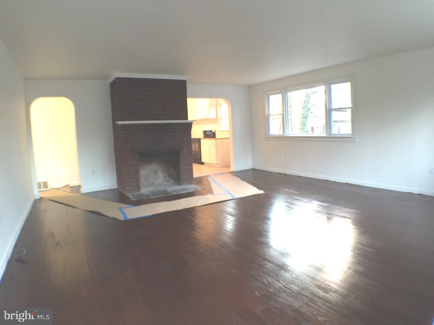 560 Berlin Road Clementon, NJ 08021 - Photo 3 of 25 Living Room