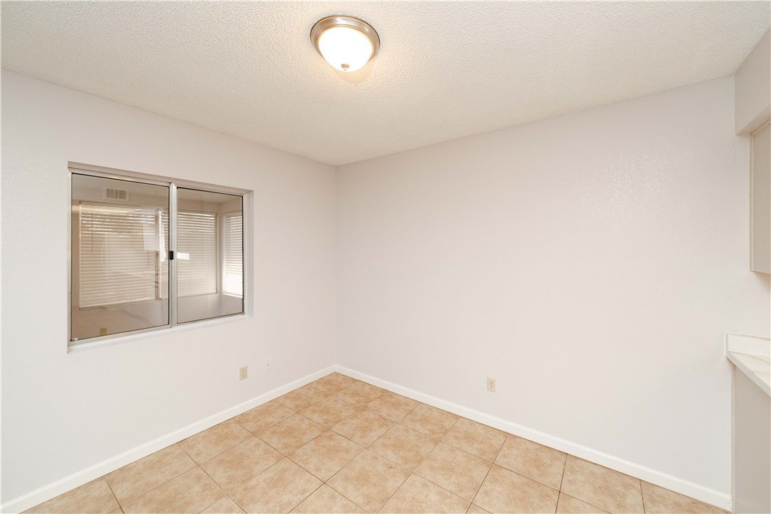 980 Canyon Hills Road Kingman, AZ 86409 - Photo 12 of 42 an empty room with a window