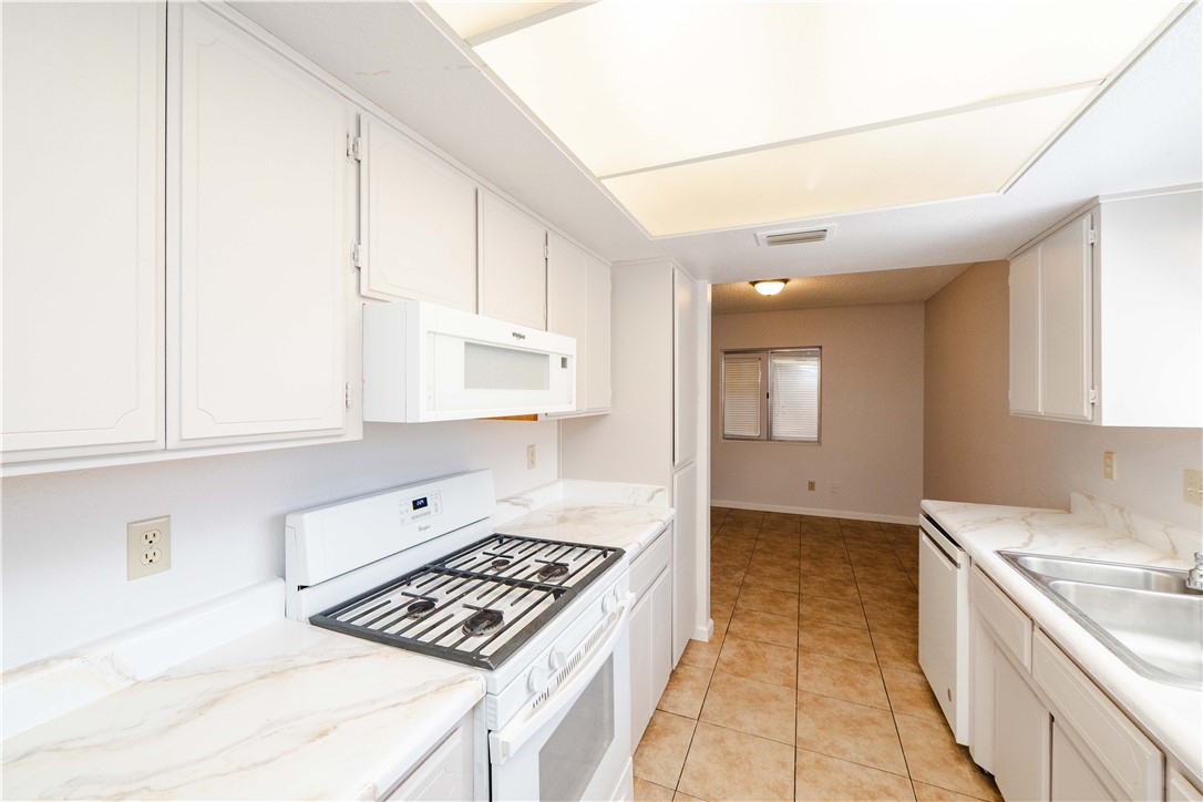 980 Canyon Hills Road Kingman, AZ 86409 - Photo 16 of 42 a kitchen with cabinets and appliances