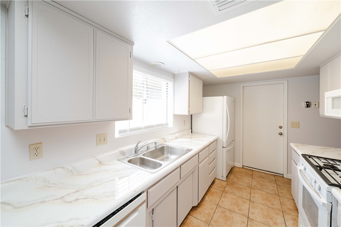 980 Canyon Hills Road Kingman, AZ 86409 - Photo 18 of 42 a kitchen with a sink stove and cabinets