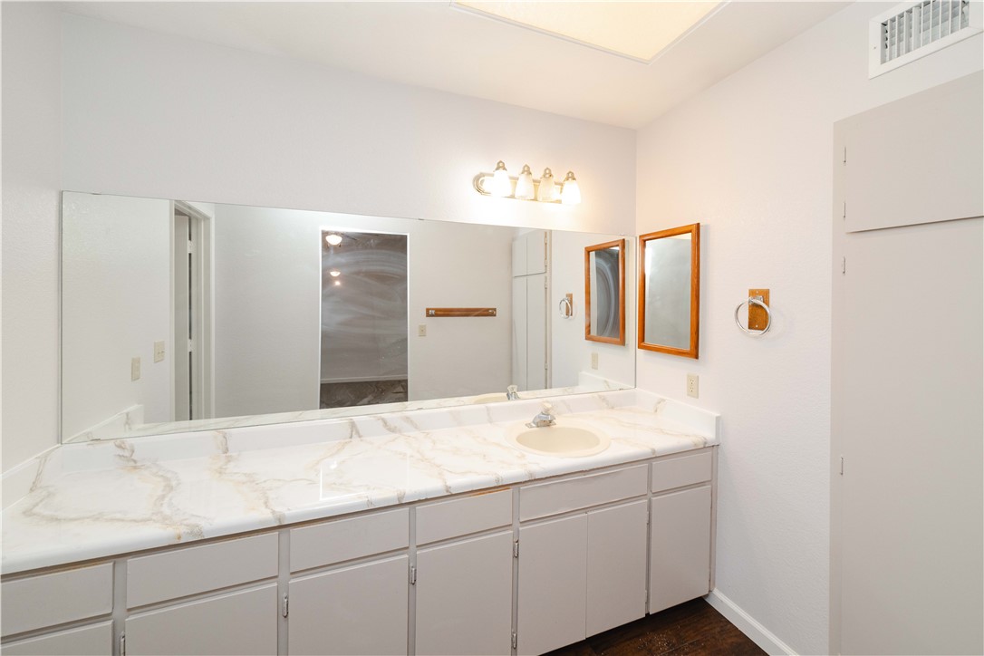 980 Canyon Hills Road Kingman, AZ 86409 - Photo 23 of 42 a bathroom with a sink and a mirror