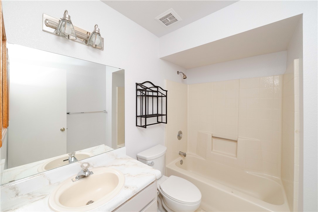 980 Canyon Hills Road Kingman, AZ 86409 - Photo 30 of 42 a bathroom with a sink toilet and shower