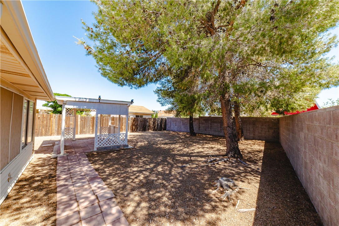 980 Canyon Hills Road Kingman, AZ 86409 - Photo 34 of 42 a house view with a backyard space
