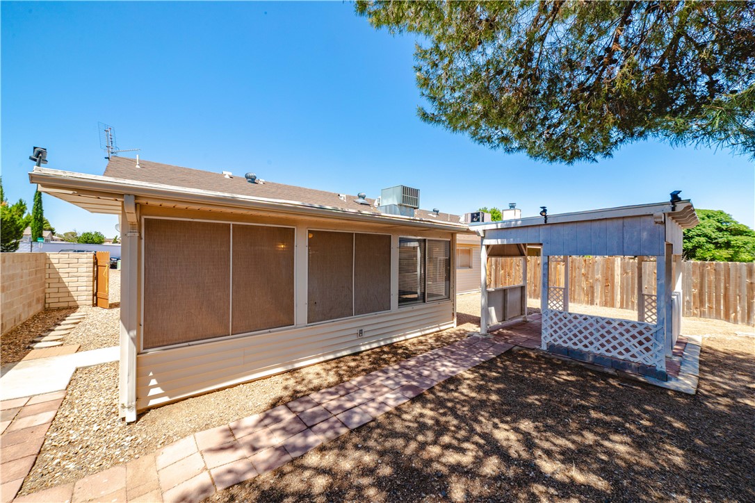 980 Canyon Hills Road Kingman, AZ 86409 - Photo 35 of 42 a front view of a house with a yard