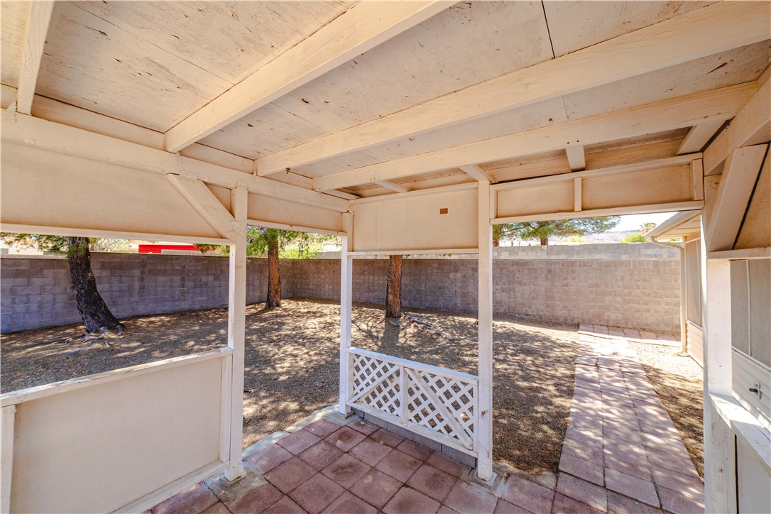 980 Canyon Hills Road Kingman, AZ 86409 - Photo 41 of 42 a view of a garage
