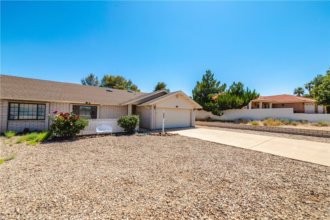 980 Canyon Hills Road Kingman, AZ 86409 - Photo 42 of 42 a front view of a house with a yard and garage