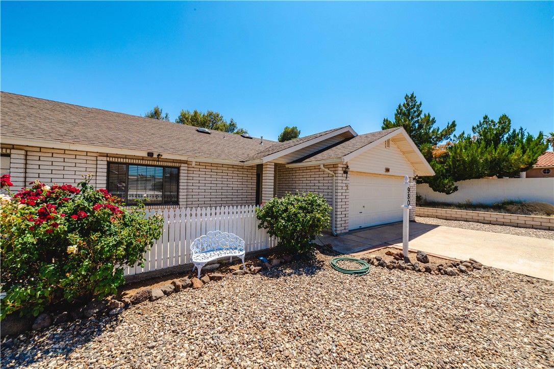 980 Canyon Hills Road Kingman, AZ 86409 - Photo 5 of 42 a house with flower garden in front of it