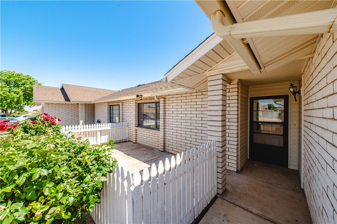 980 Canyon Hills Road Kingman, AZ 86409 - Photo 6 of 42 a front view of a house with a porch