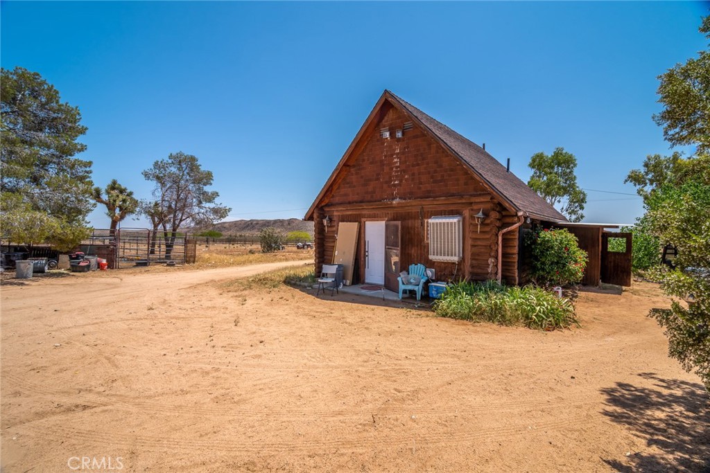 1676 Avalon Avenue Yucca Valley, CA 92284 - Photo 3 of 53