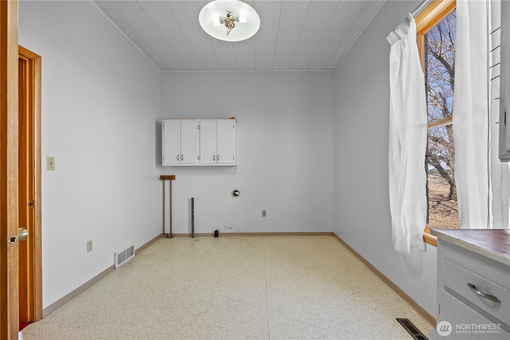 1278 North Paha Packard Road Ritzville, WA 99169 - Photo 17 of 37 a view of room with window