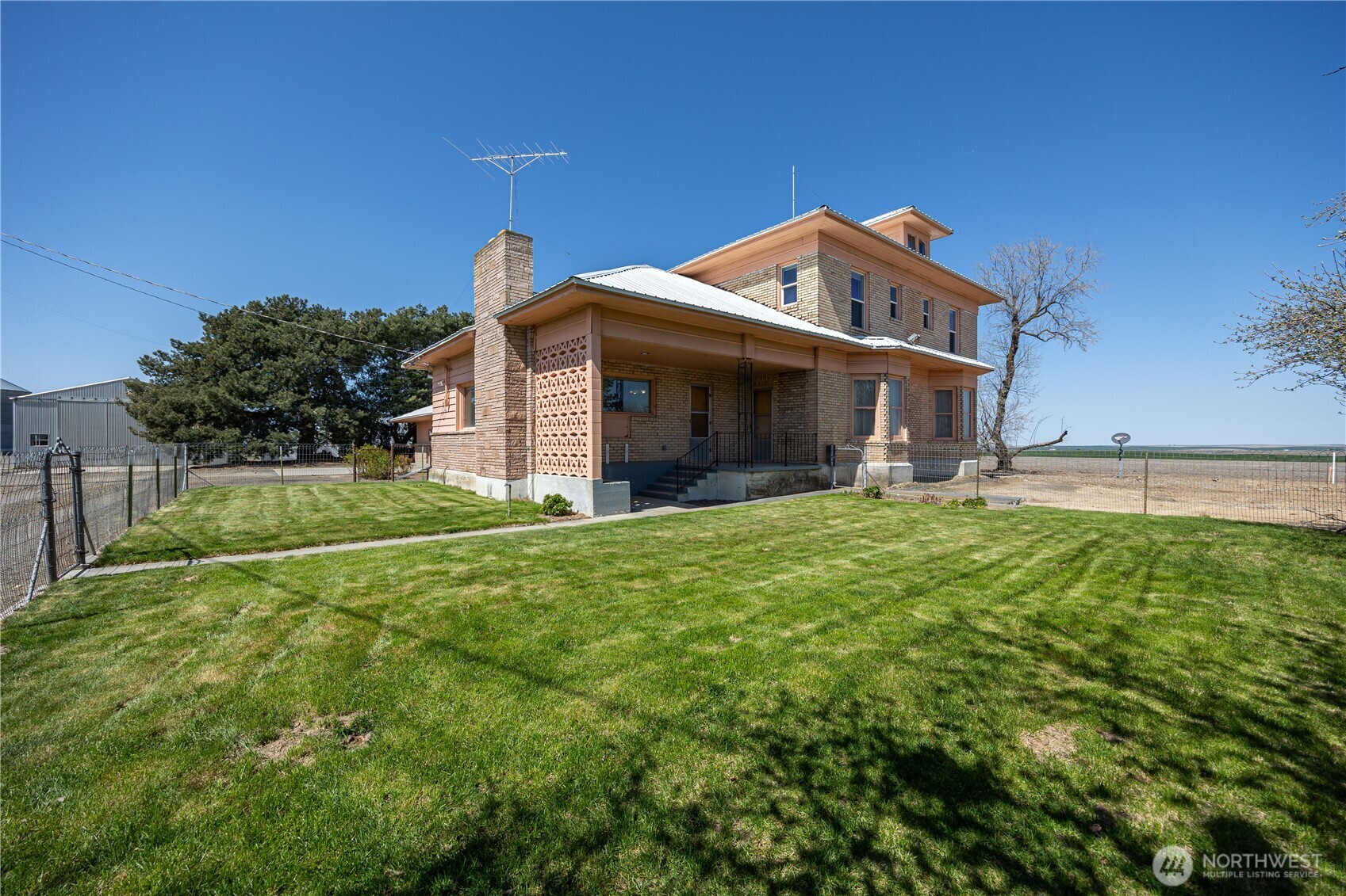 1278 North Paha Packard Road Ritzville, WA 99169 - Photo 2 of 37 a front view of a house with garden