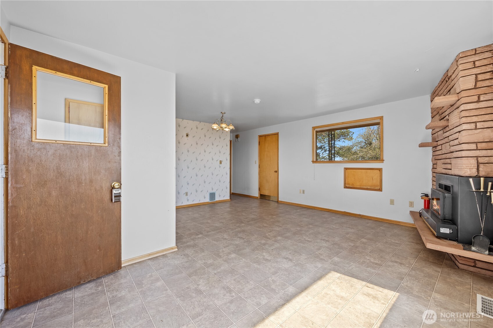 1278 North Paha Packard Road Ritzville, WA 99169 - Photo 4 of 37 a view of a livingroom with an empty space and a window