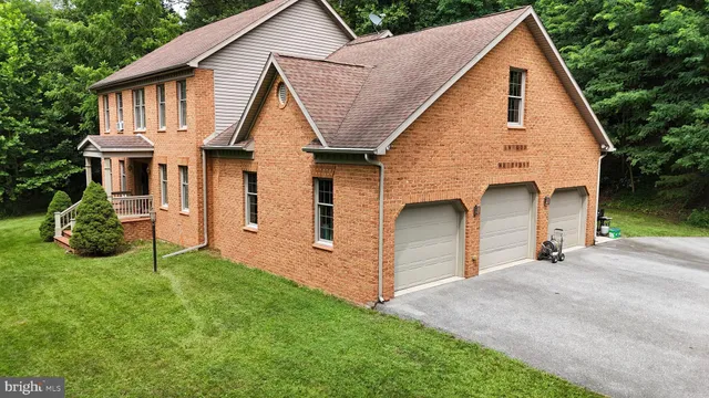 a view of front of house with a yard