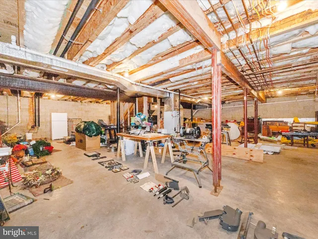 a view of a house with backyard and garden