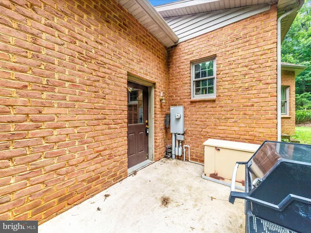 a view of a house with backyard and garden