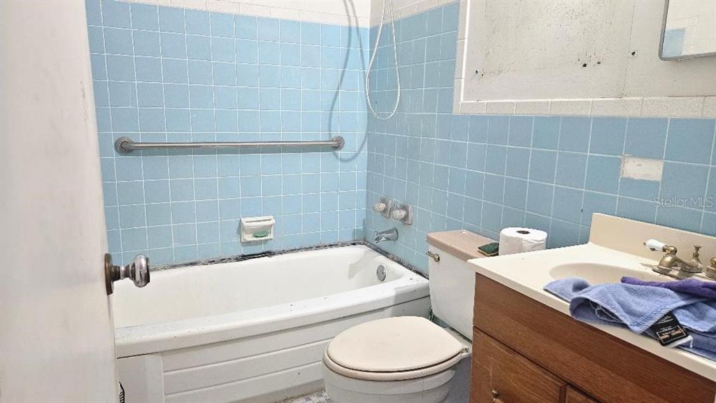 6542 Gem Lane Seminole, FL 33772 - Photo 12 of 19 a bathroom with a bathtub and sink