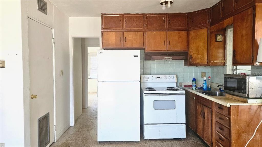 6542 Gem Lane Seminole, FL 33772 - Photo 4 of 19 a utility room with dryer and washer