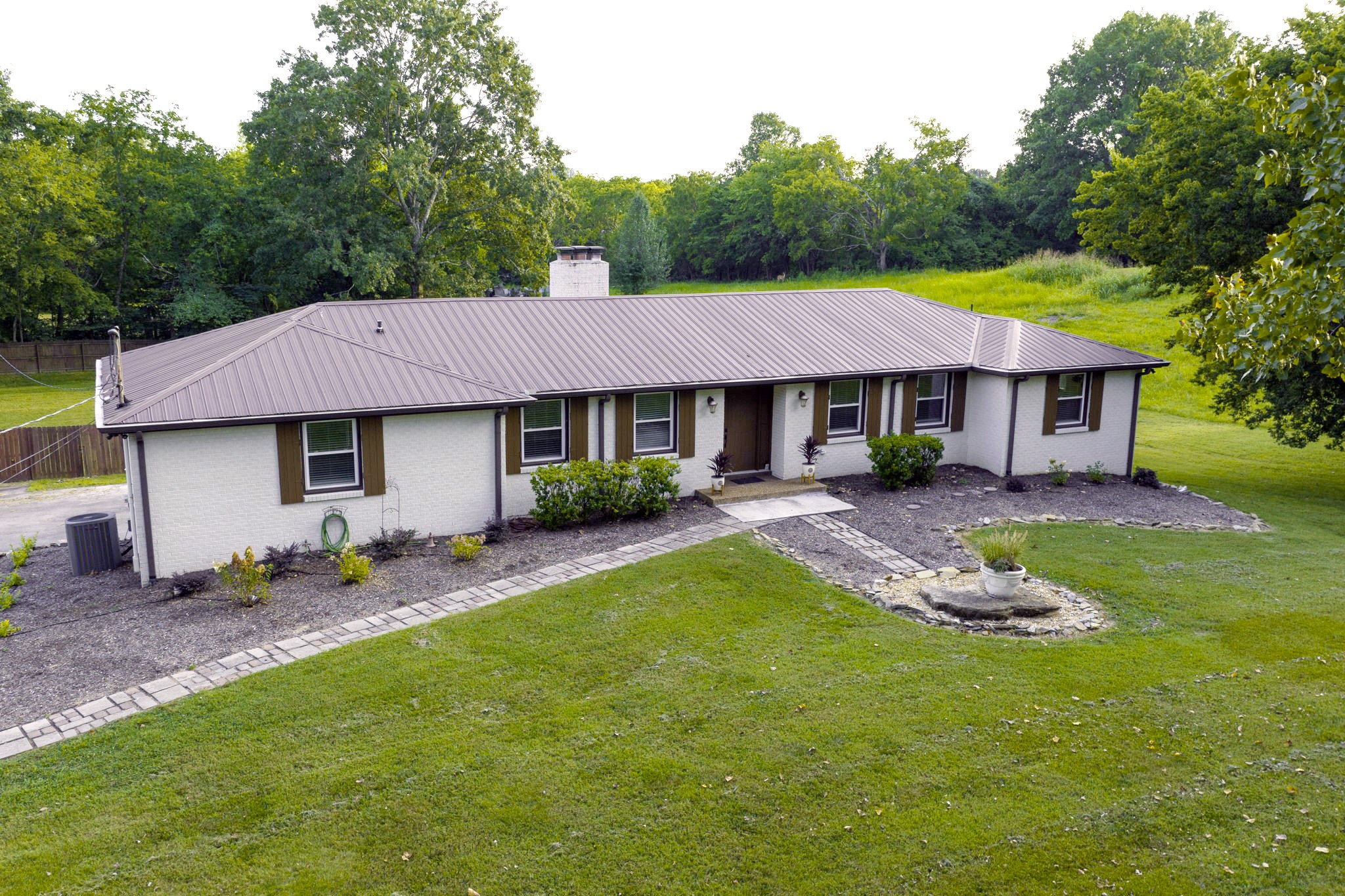 162 Searcy Road Mount Juliet, TN 37122 - Photo 2 of 46 a front view of a house with garden