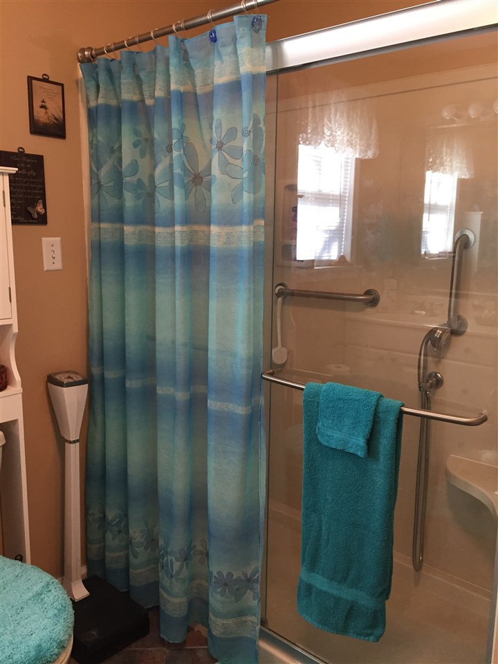 1464 Walton Road Memphis, TN 38117 - Photo 21 of 25 a bathroom with a shower