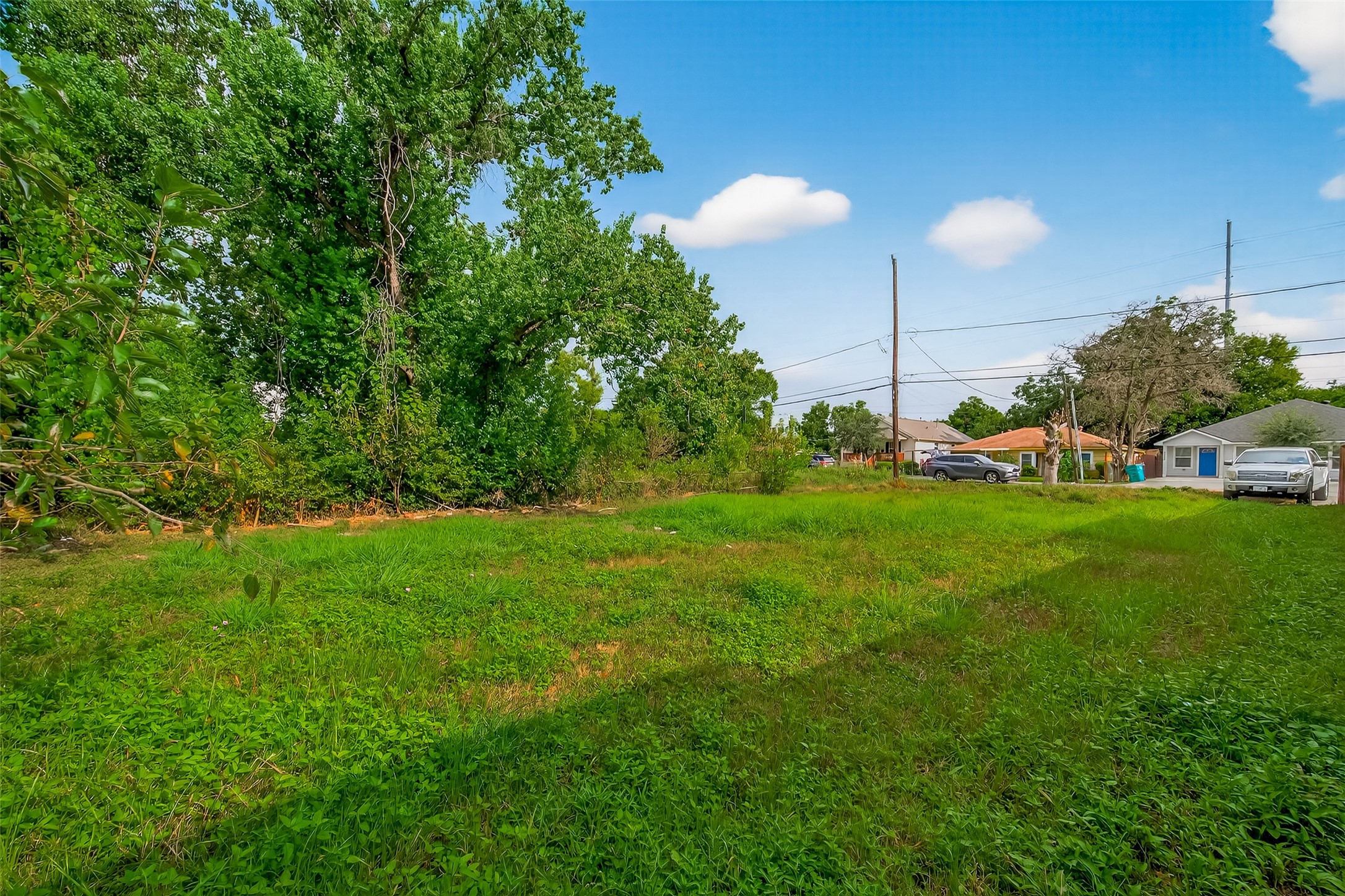 3552 Nathaniel Brown Street Houston, TX 77021 - Photo 4 of 11 a view of a building with a yard