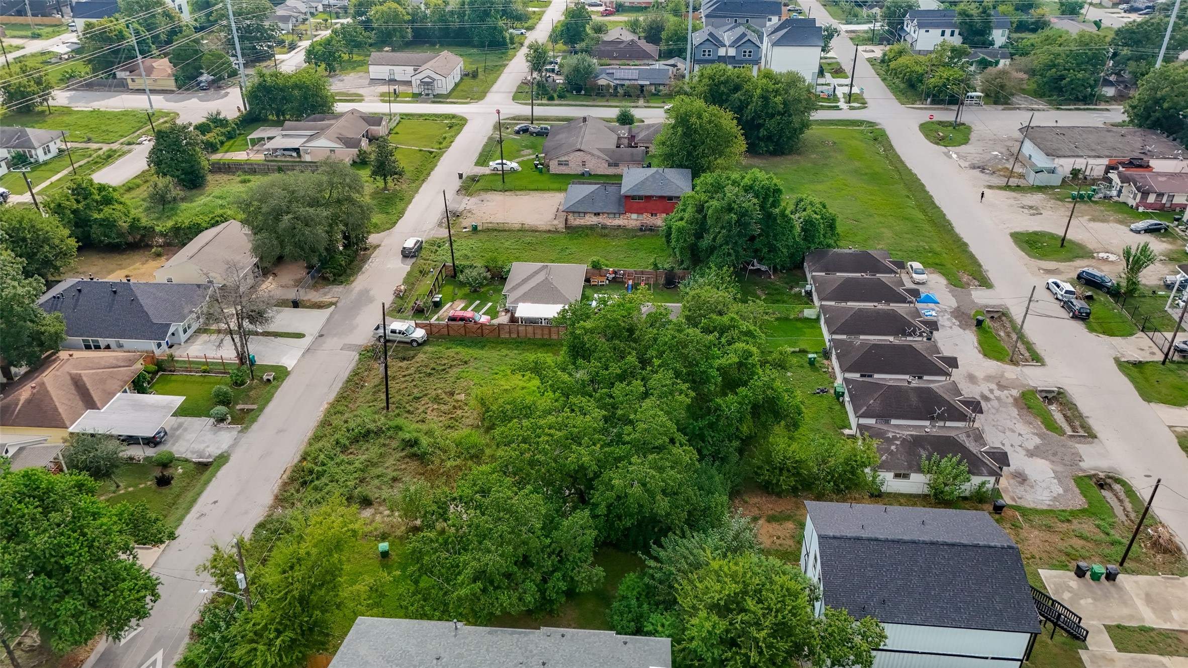 3552 Nathaniel Brown Street Houston, TX 77021 - Photo 7 of 11 an aerial view of multiple houses with yard